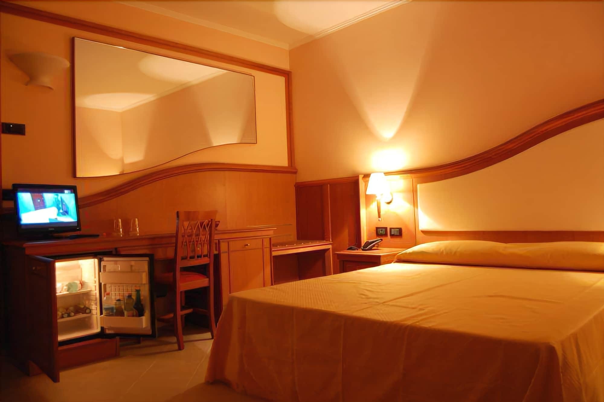 Hotel Centrale サバウディア エクステリア 写真